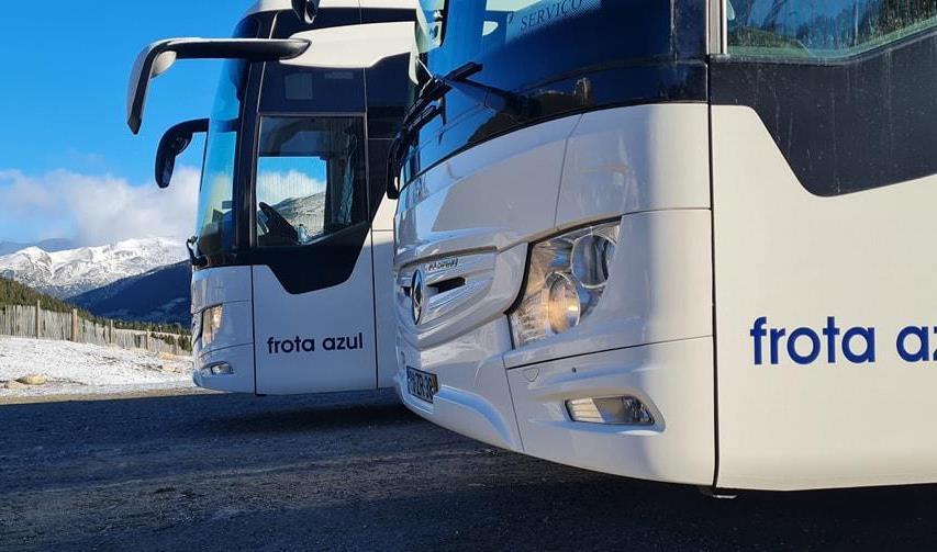 Autocarro Frota Azul numa paisagem de montanha