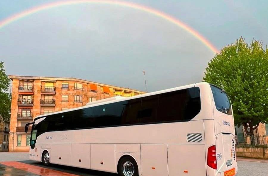 Autocarro Frota Azul sob um arco-íris